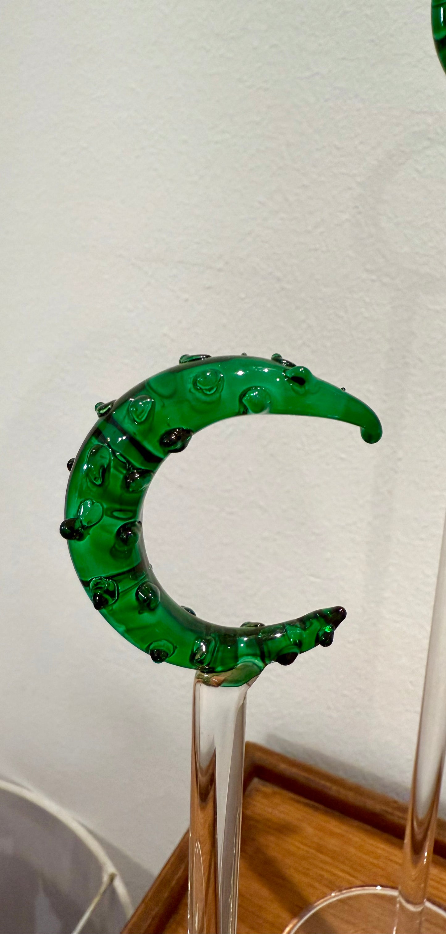 Green crescent sticks ๐
