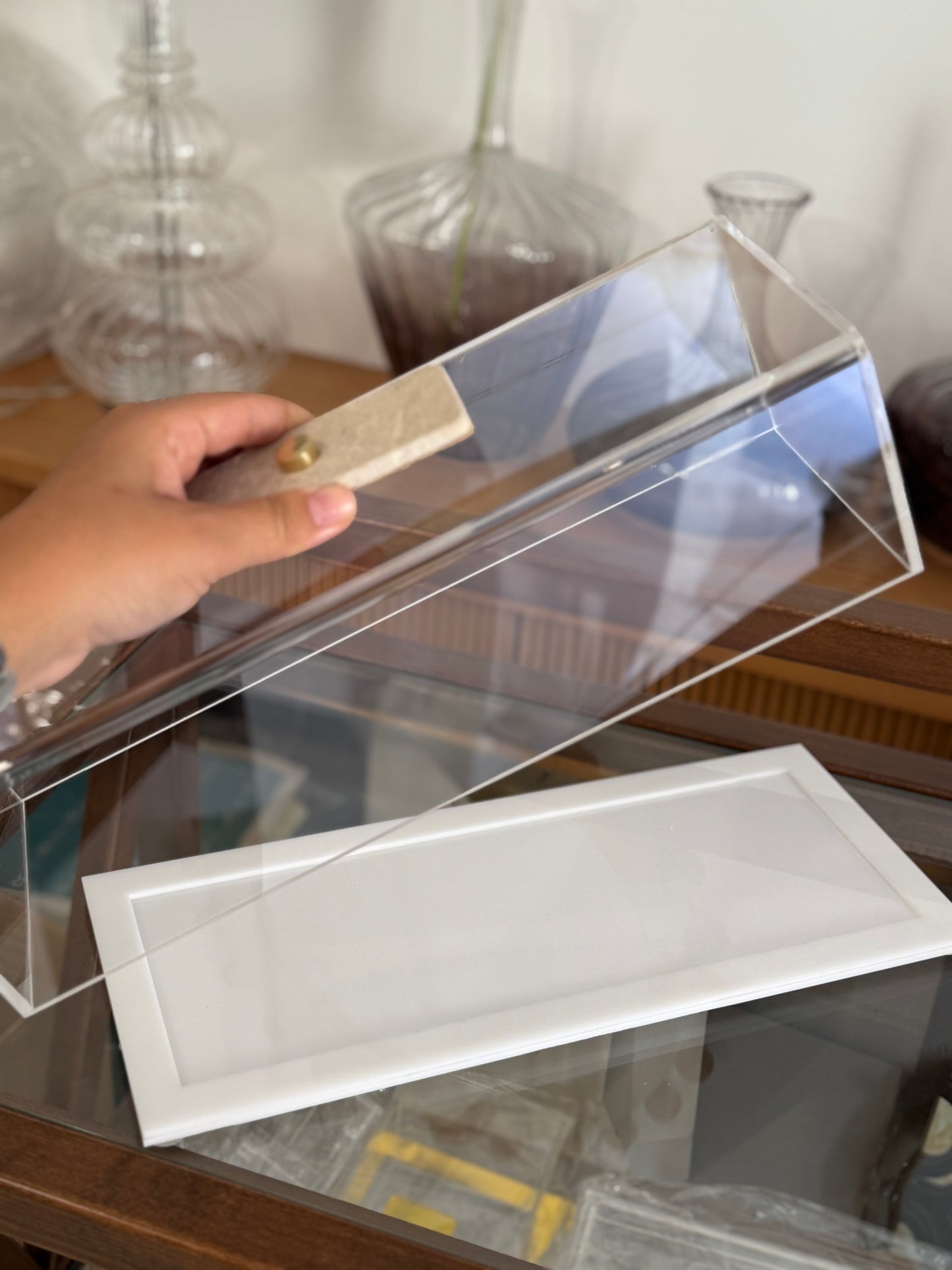 Cake box with marble knob