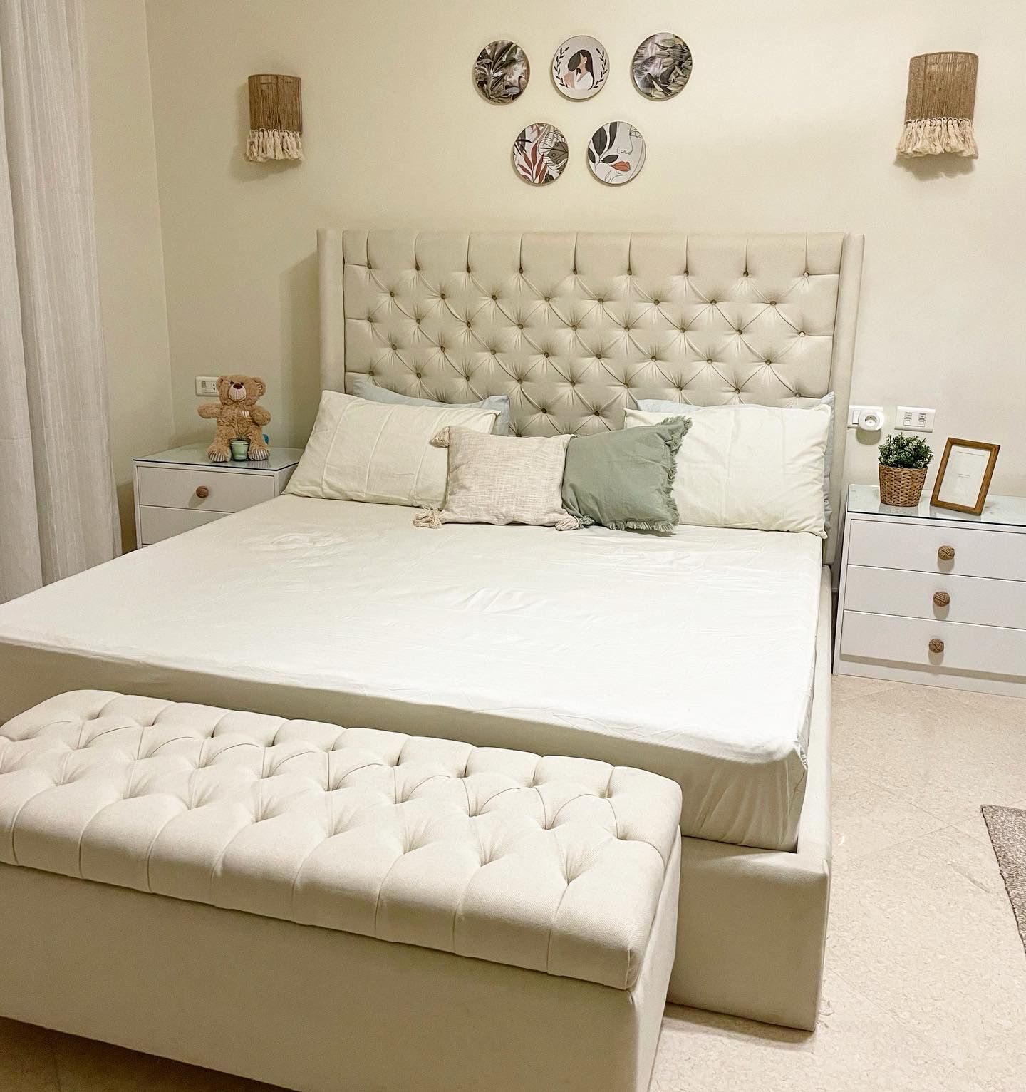 Upholstered capiton bed
