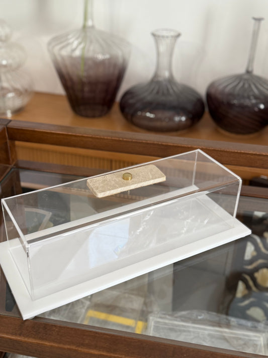 Cake box with marble knob
