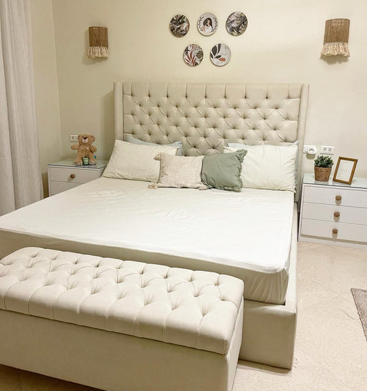 Upholstered capiton bed